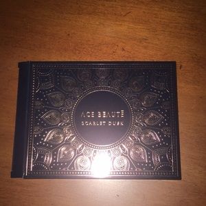 ACE BEAUTĒ eyeshadow palette.